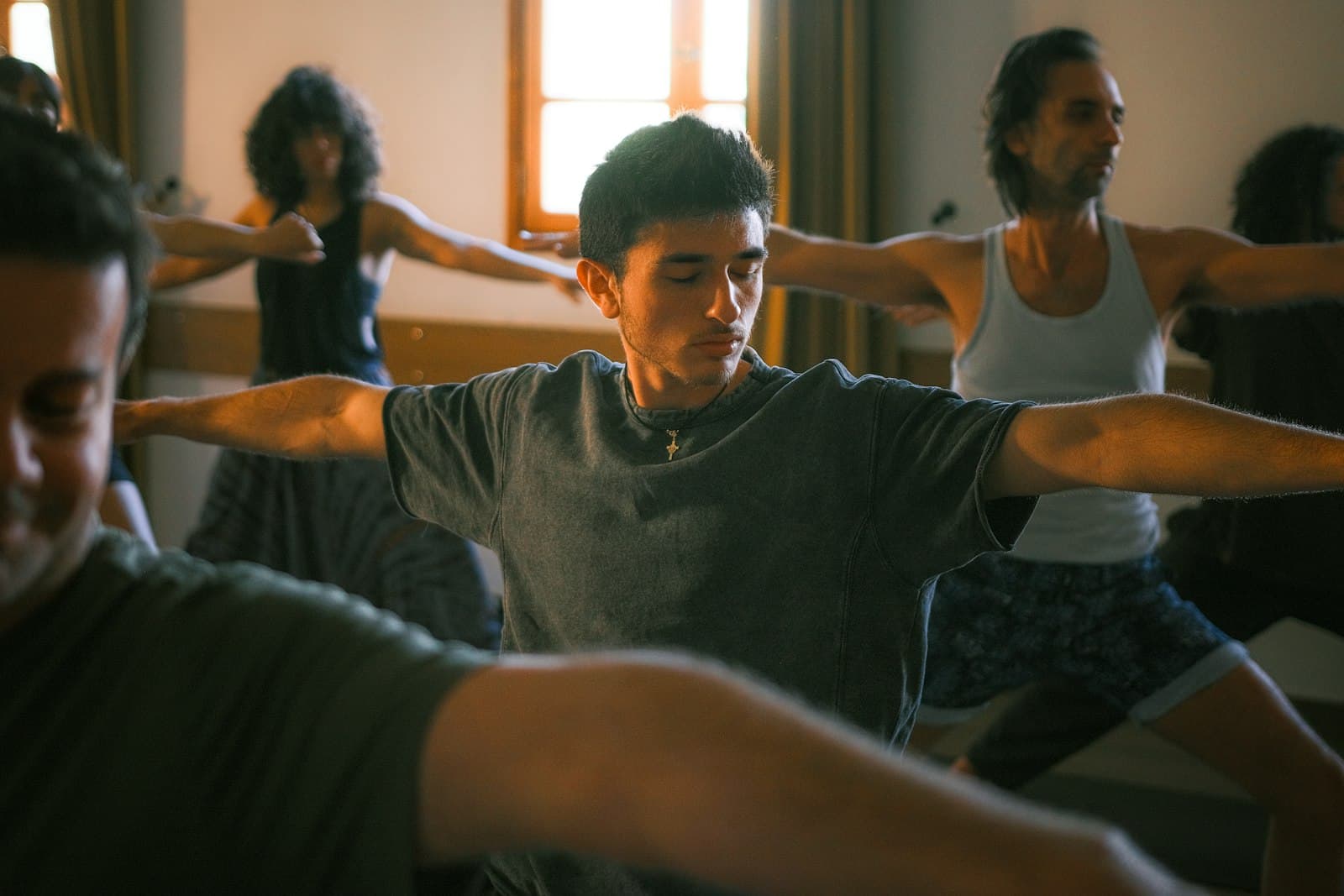 Turma pequena praticando pilates no estúdio